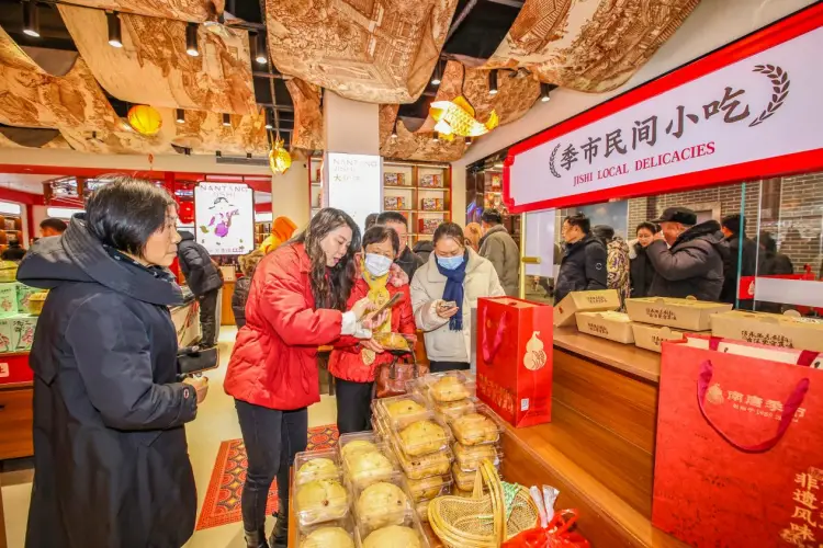 5000余人“打卡”、長三角聯(lián)動，江蘇靖江春節(jié)美食市集火熱“出圈”