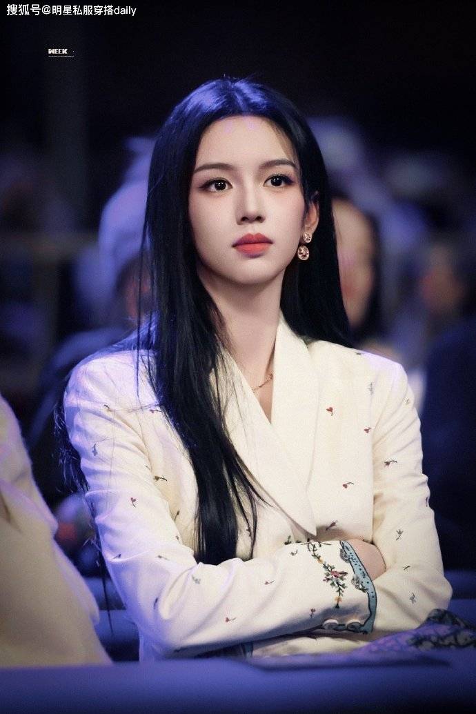 原創(chuàng)周也換了新風(fēng)格“美的像油畫少女”，穿刺繡西裝搭牛仔褲，真的颯