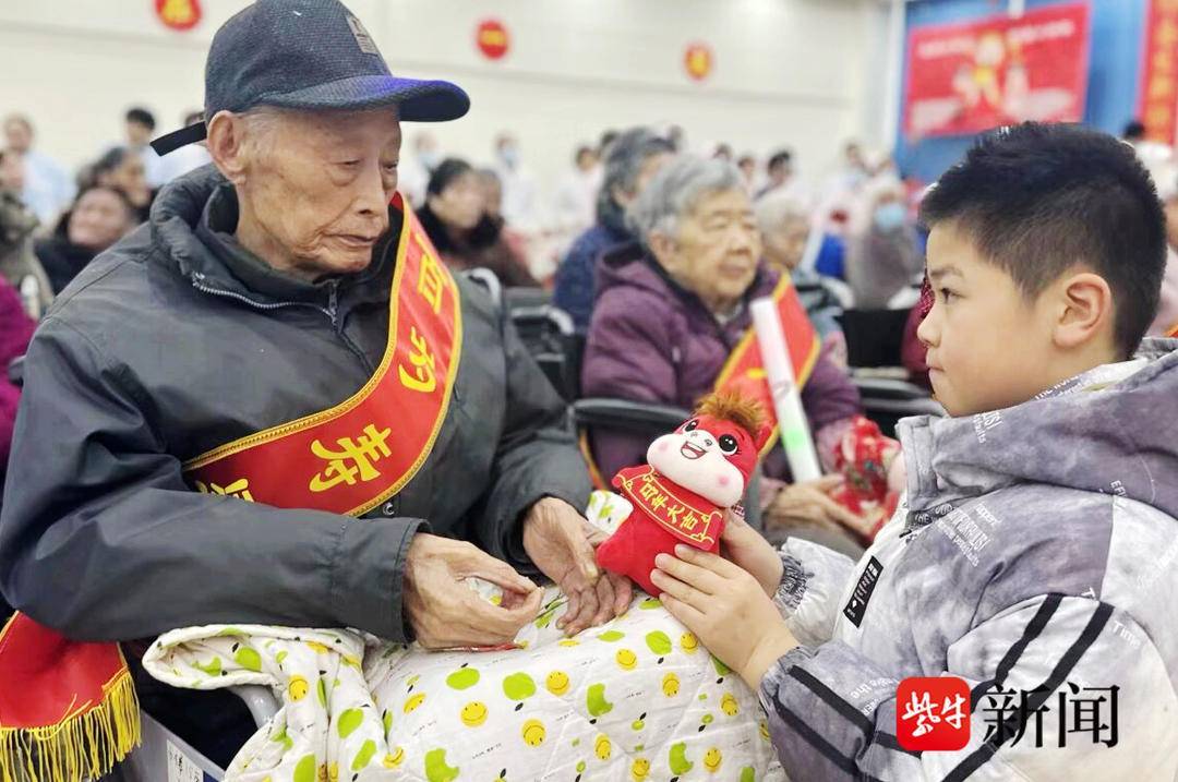 與“馬”相關(guān)的歌舞、詩歌輪番上演……一份新春祝福送到無錫老人身邊