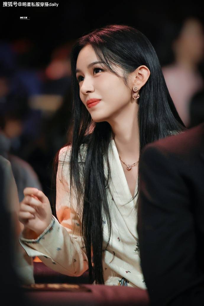 原創(chuàng)周也換了新風(fēng)格“美的像油畫少女”，穿刺繡西裝搭牛仔褲，真的颯