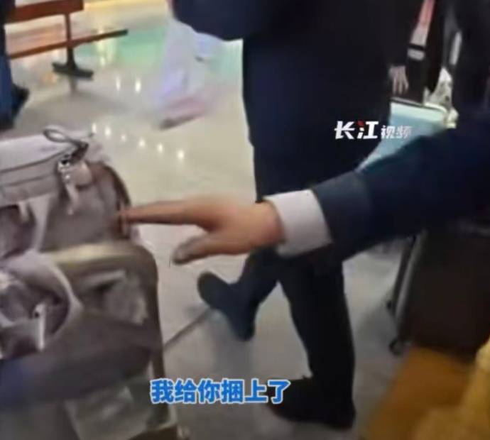 至少14人被拍到！女大學(xué)生坐高鐵回家，網(wǎng)友：看著看著就哭了