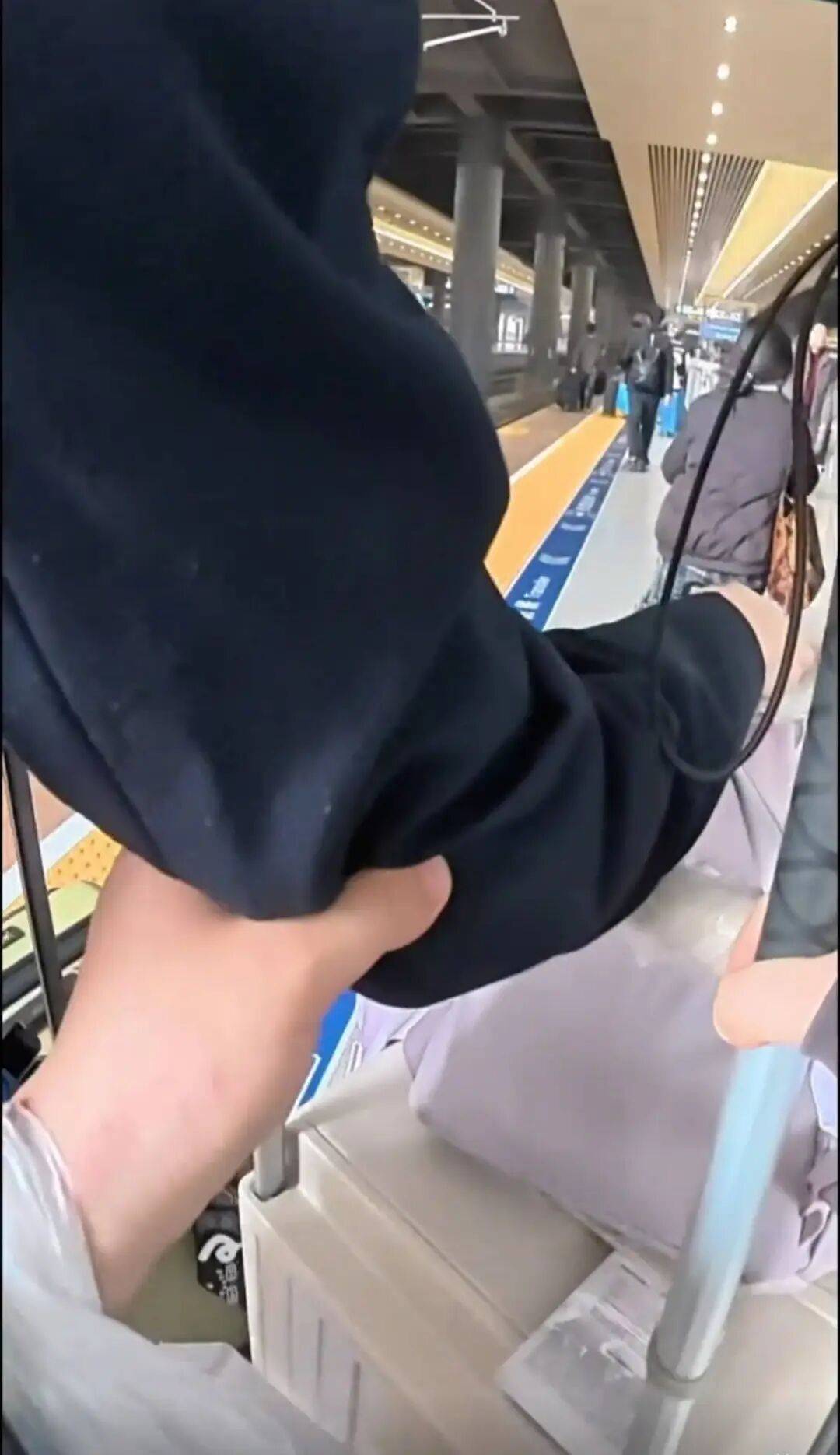 至少14人被拍到！女大學(xué)生坐高鐵回家，網(wǎng)友：看著看著就哭了