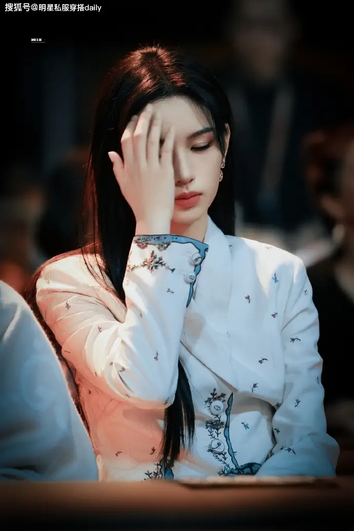 原創(chuàng)周也換了新風(fēng)格“美的像油畫少女”，穿刺繡西裝搭牛仔褲，真的颯