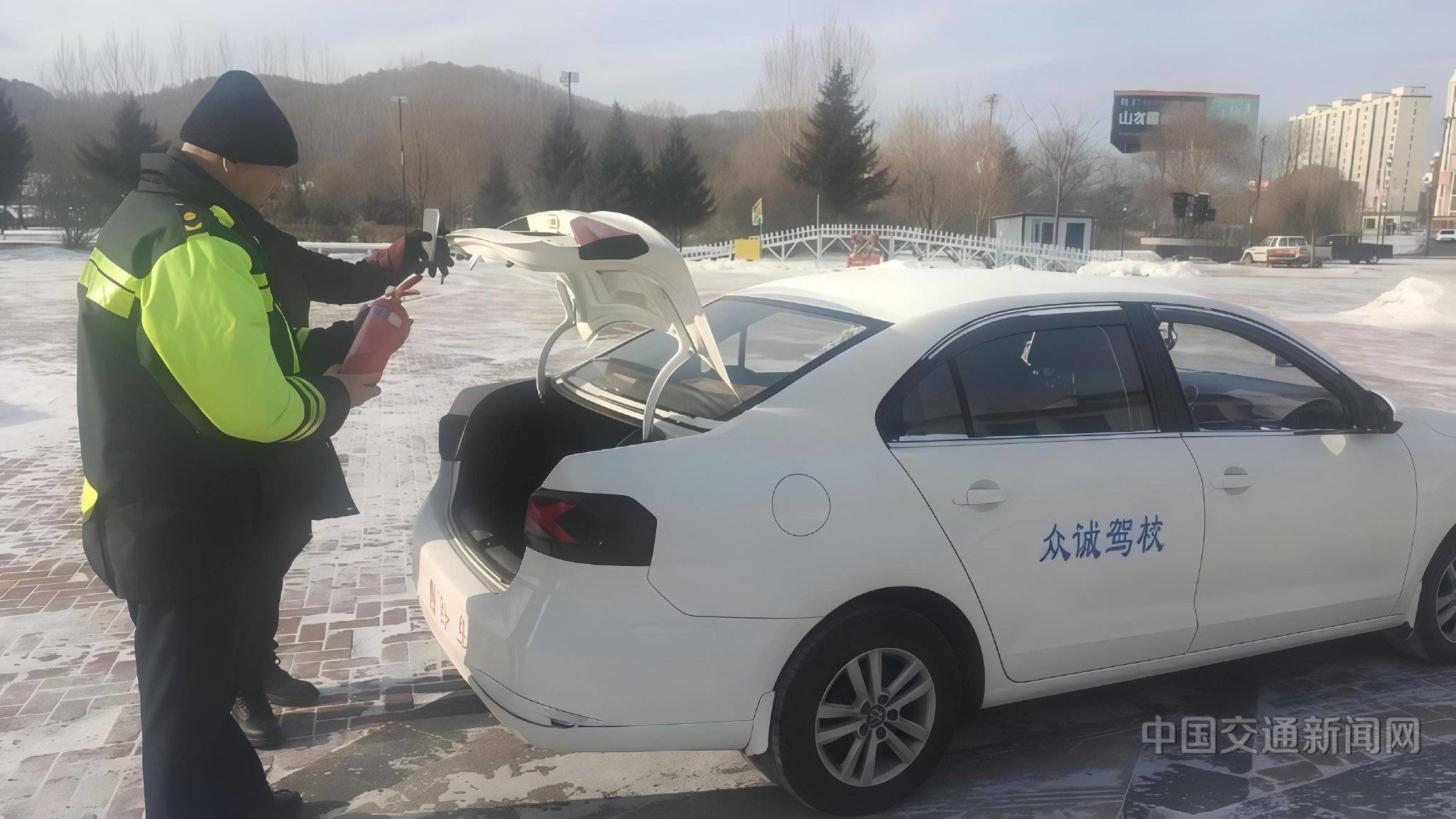 東寧交通執(zhí)法人員深入綏陽(yáng)鎮(zhèn)開(kāi)展駕校安全檢查