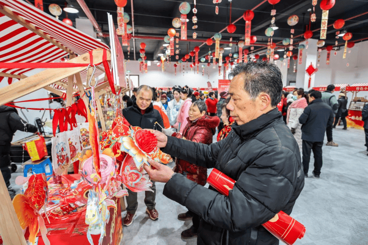 5000余人“打卡”、長三角聯(lián)動，江蘇靖江春節(jié)美食市集火熱“出圈”
