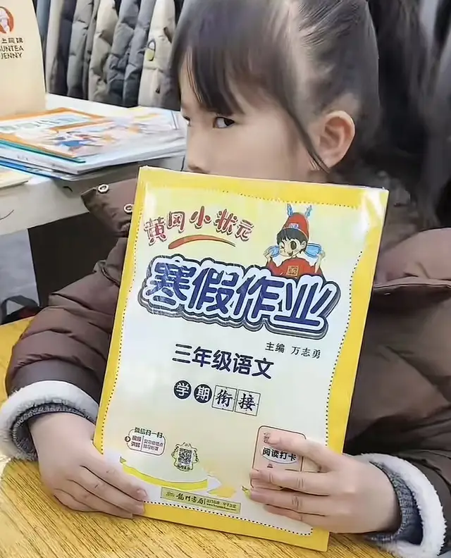 原創(chuàng)離春節(jié)還剩21天，廣東8歲女孩闖大禍，拆快遞氣哭，網(wǎng)友卻笑出淚