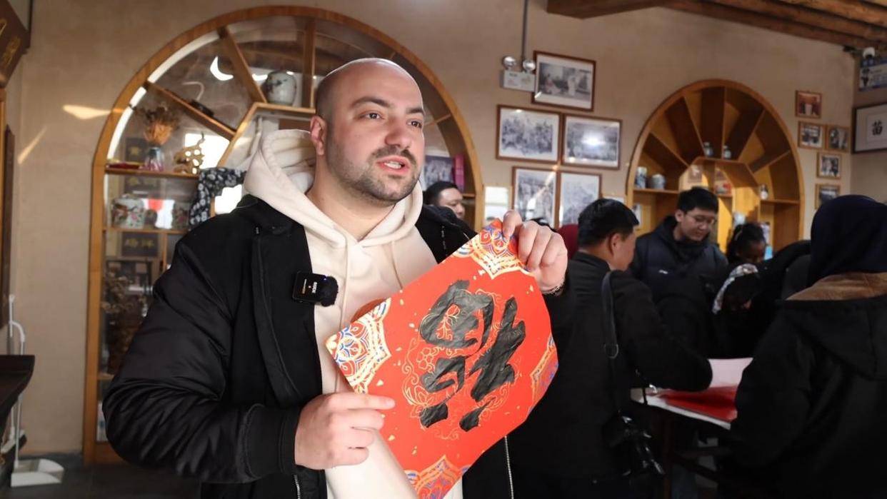 泰安市岱岳區(qū)：外籍留學(xué)生在非遺里感受中國(guó)“小年味兒”