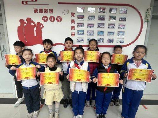 淄博市博山區(qū)四十畝地小學(xué)：紅領(lǐng)巾護(hù)綠行 創(chuàng)意紙箱煥新生