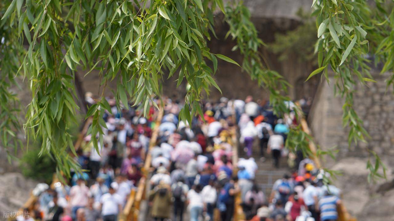 原創(chuàng)為什么都說消費降級了，但旅游時依然人山人海？