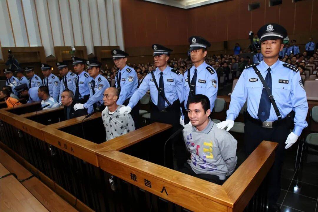 明國(guó)平、明珍珍、白應(yīng)蒼等在中國(guó)被執(zhí)行死刑，“雖遠(yuǎn)必誅”的法律依據(jù)是什么？