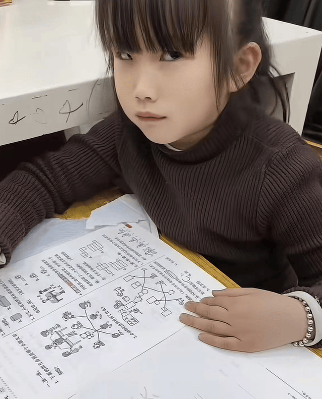 原創(chuàng)離春節(jié)還剩21天，廣東8歲女孩闖大禍，拆快遞氣哭，網(wǎng)友卻笑出淚