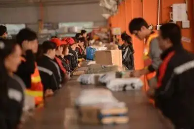 多家快遞發(fā)公告：春節(jié)期間“不打烊”，收取資源調(diào)節(jié)費