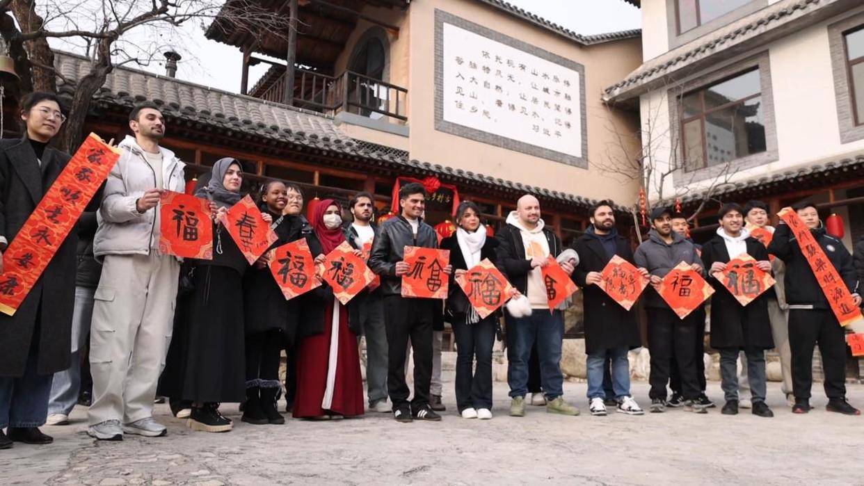 泰安市岱岳區(qū)：外籍留學(xué)生在非遺里感受中國(guó)“小年味兒”