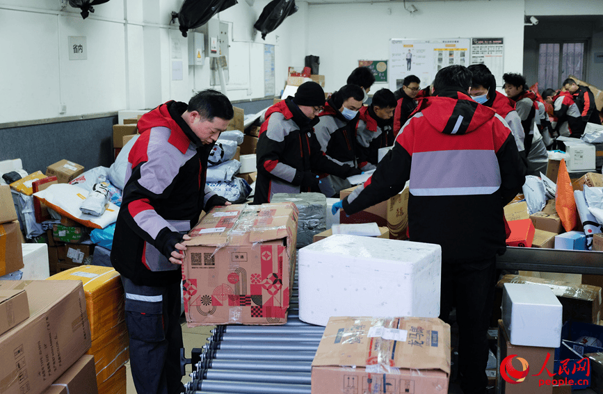 新春走基層 | 快遞小哥成勞模大哥