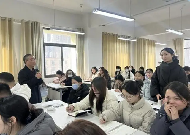 以成長赴新程，以微光暖教育！長江西路小學(xué)共書教育新篇