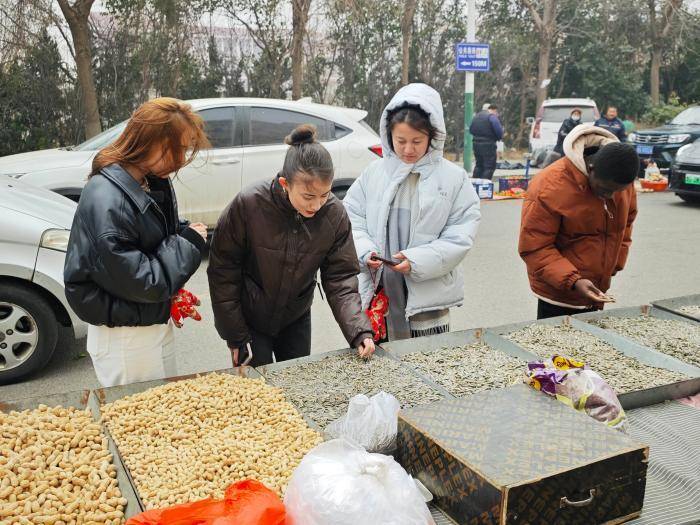 多國留學(xué)生體驗(yàn)濰坊濱海區(qū)“海洋大集” 沉浸式感受“中國年味”