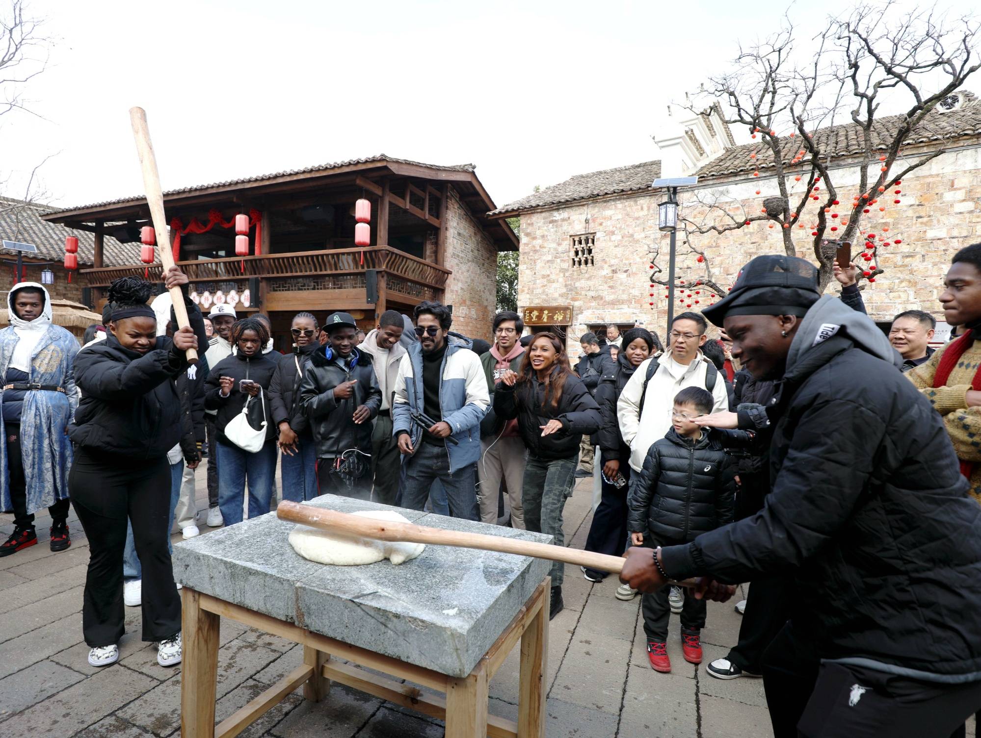 江西分宜：外國(guó)留學(xué)生體驗(yàn)民俗感受年味