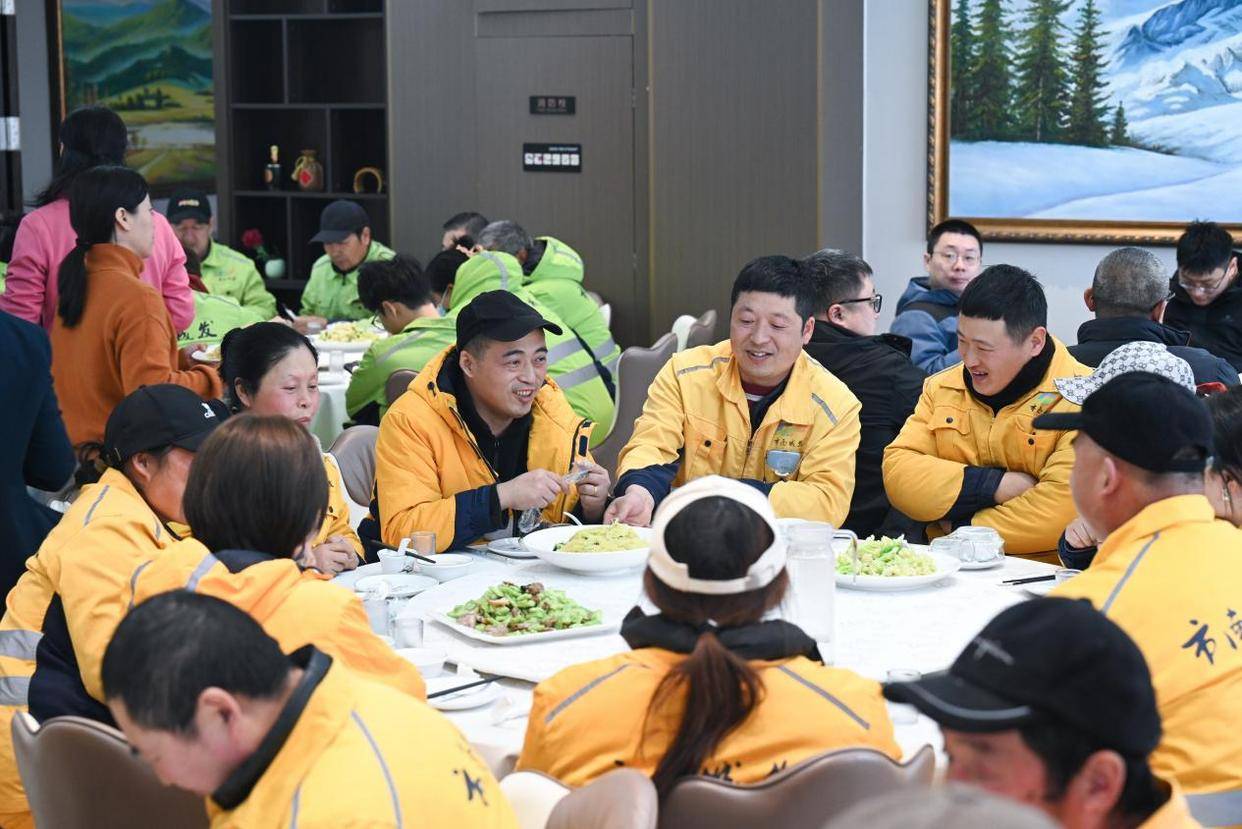 金湖文化人｜青島金湖路街道這場(chǎng)餃子宴，把新春暖意送給城市美容師