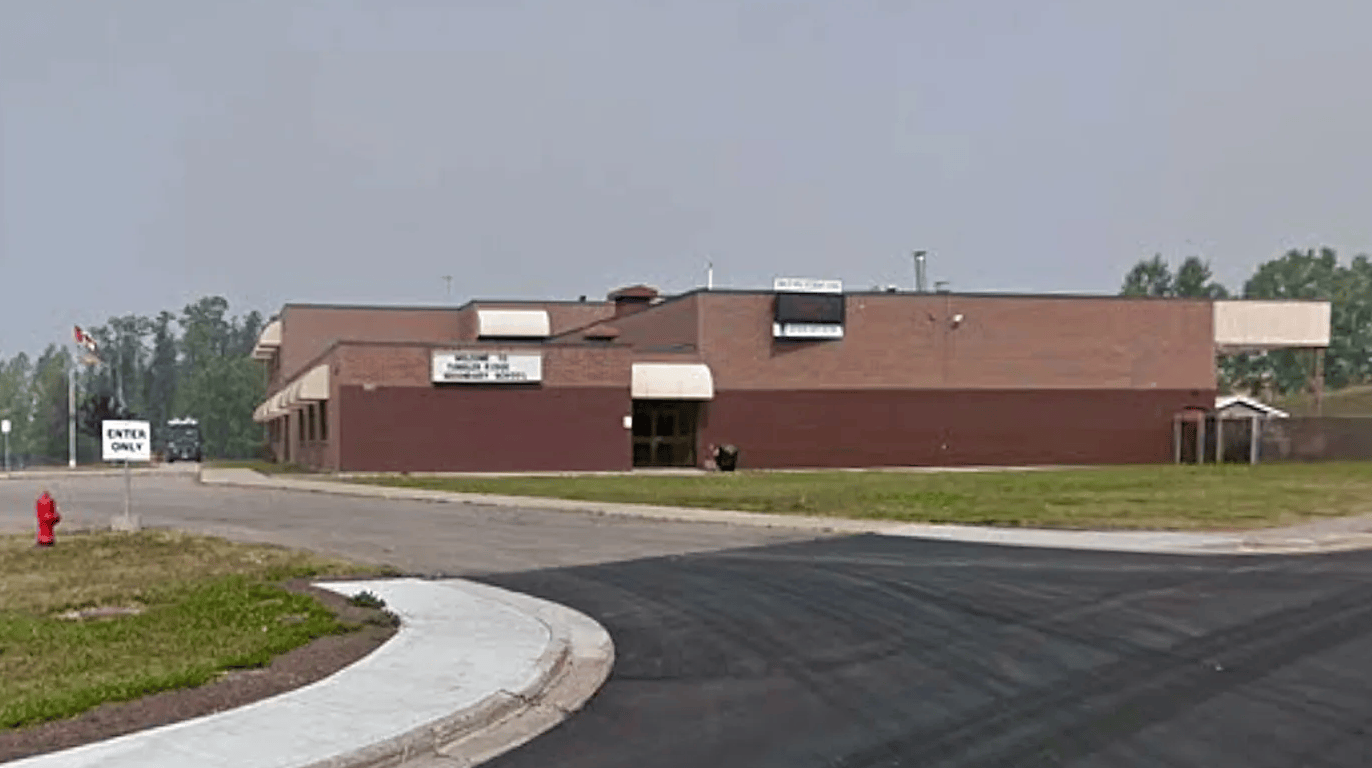 加拿大2000人小鎮(zhèn)唯一中學(xué)突發(fā)槍案10死，女槍手穿連衣裙作案，疑自殺身亡