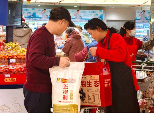 從貨架蔓延到餐桌 年味消費(fèi)在超市中釋放