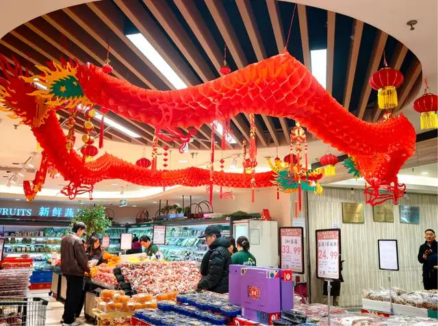 從貨架蔓延到餐桌 年味消費(fèi)在超市中釋放