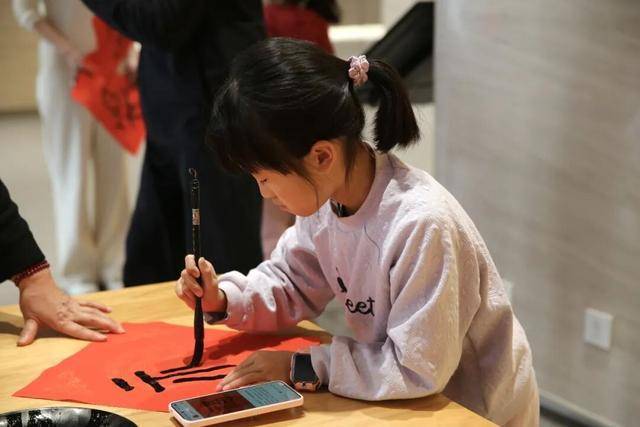 博物館里過大年｜抗戰(zhàn)館新春送“福”書法活動，快來一起沾“?！睔獍?！