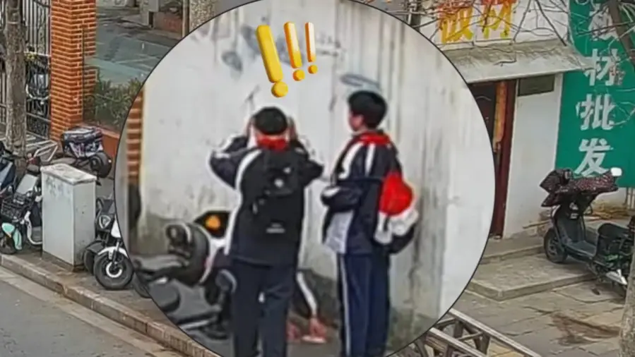 路邊驚現(xiàn)一沓百元大鈔，被楊浦區(qū)國(guó)和中學(xué)的三名初中生看到了……