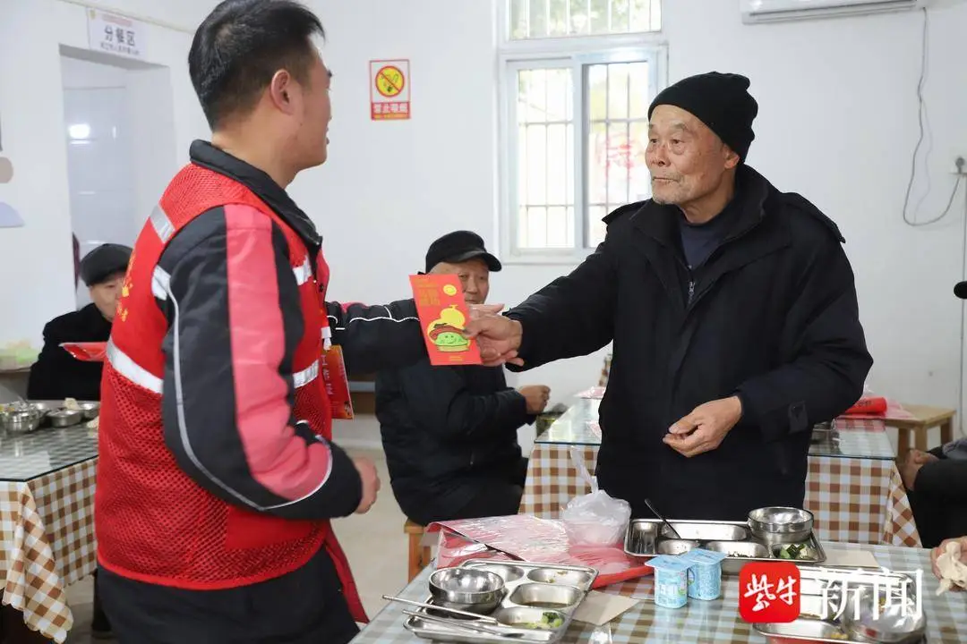 新春走基層｜快遞小哥和老人們的飯搭子“約定”：一頓熱飯、兩載陪伴