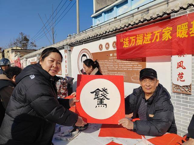 滄州市運(yùn)河區(qū)總工會(huì)開展“送萬(wàn)福進(jìn)萬(wàn)家 暖基層護(hù)民心”書法公益活動(dòng)