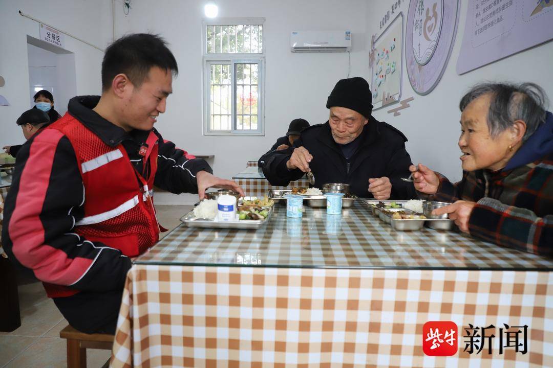 新春走基層｜快遞小哥和老人們的飯搭子“約定”：一頓熱飯、兩載陪伴