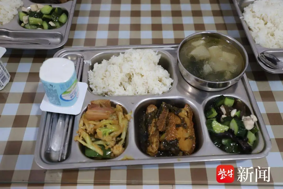 新春走基層｜快遞小哥和老人們的飯搭子“約定”：一頓熱飯、兩載陪伴