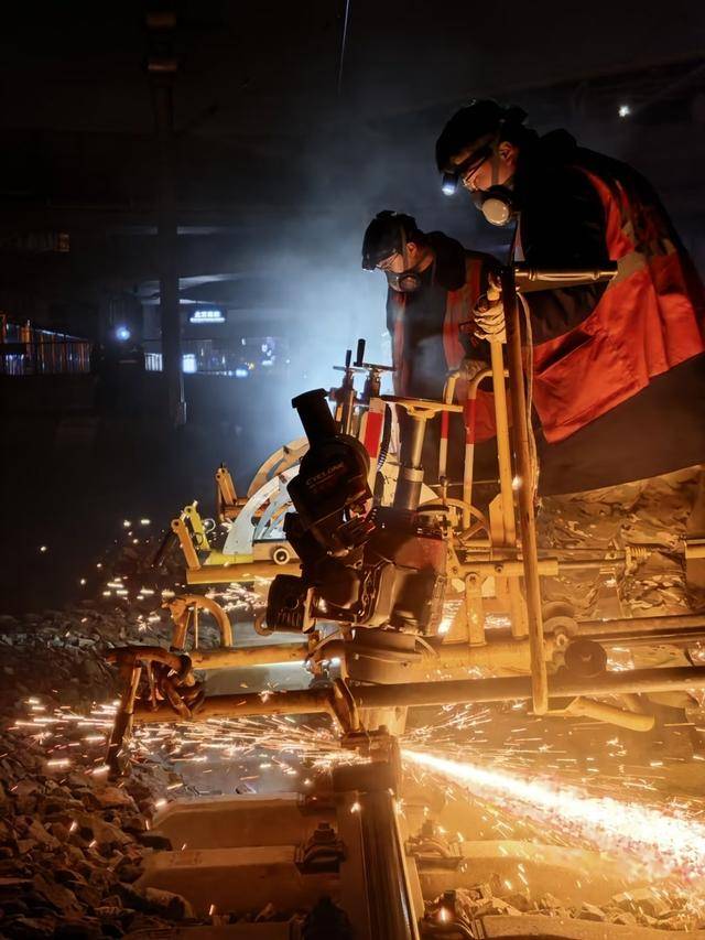 新春走基層｜寒夜火花飛濺，“鋼軌美容師”為高鐵磨軌