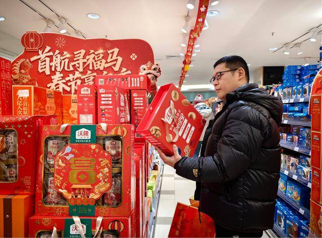 從貨架蔓延到餐桌 年味消費(fèi)在超市中釋放