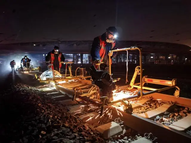 新春走基層｜寒夜火花飛濺，“鋼軌美容師”為高鐵磨軌
