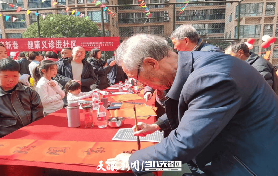 仁懷市老年大學(xué)書法班學(xué)員開展“迎新春送春聯(lián)”文化惠民活動