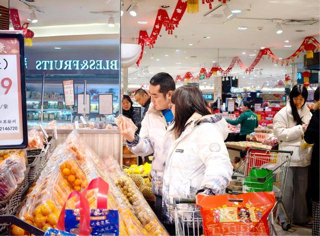 從貨架蔓延到餐桌 年味消費(fèi)在超市中釋放