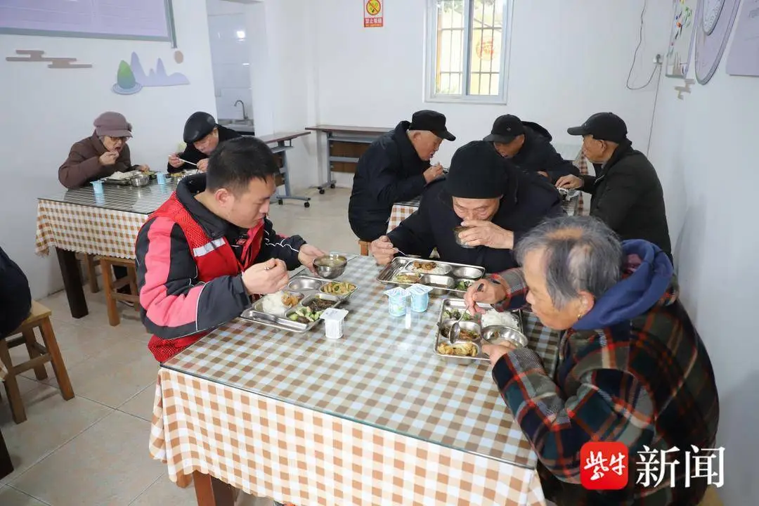 新春走基層｜快遞小哥和老人們的飯搭子“約定”：一頓熱飯、兩載陪伴