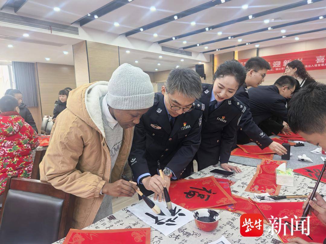 馬到功成迎新春！鎮(zhèn)江經(jīng)開區(qū)出入境聯(lián)合多部門邀外籍留學(xué)生共慶中國年