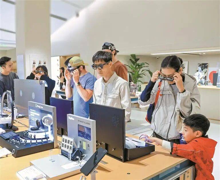 無人機、智能狗、AI眼鏡……深圳硬核“科技年貨”，正飛往全國31個省份