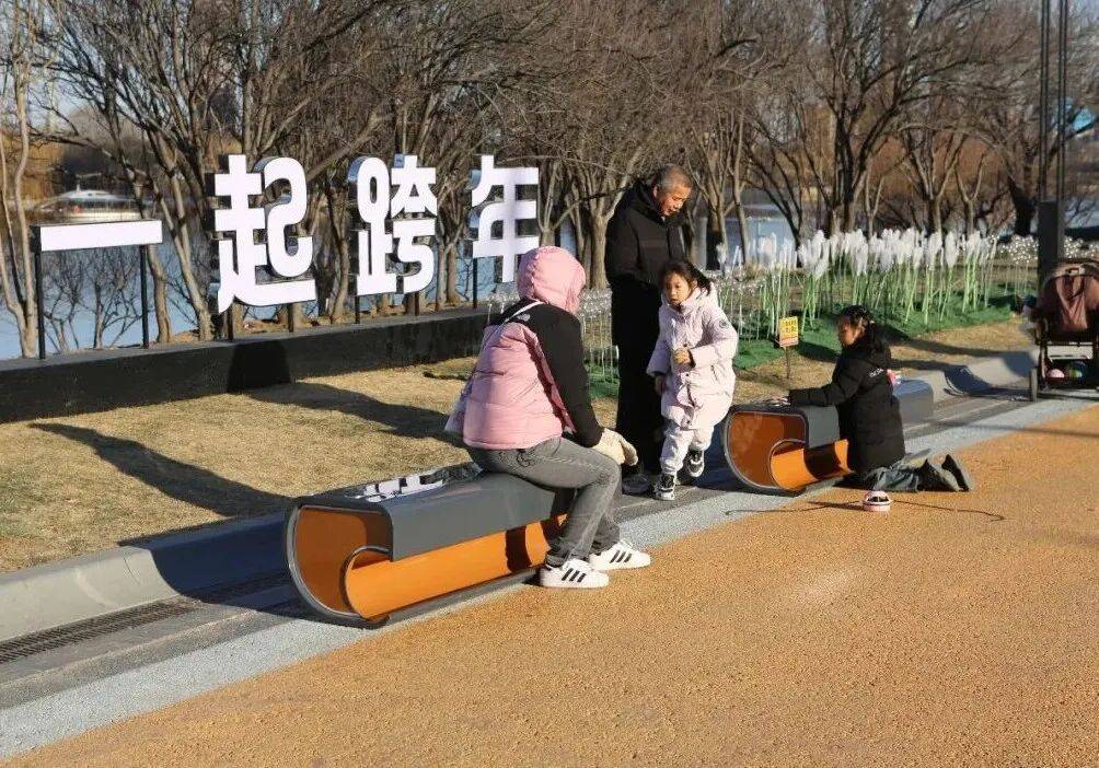 可加熱、能充電！通州運(yùn)河西岸上新 “黑科技” 座椅！