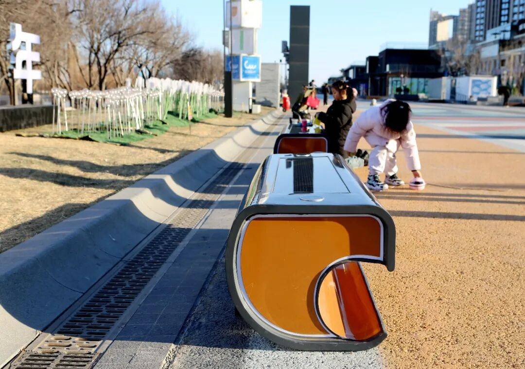 可加熱、能充電！通州運河西岸上新 “黑科技” 座椅！