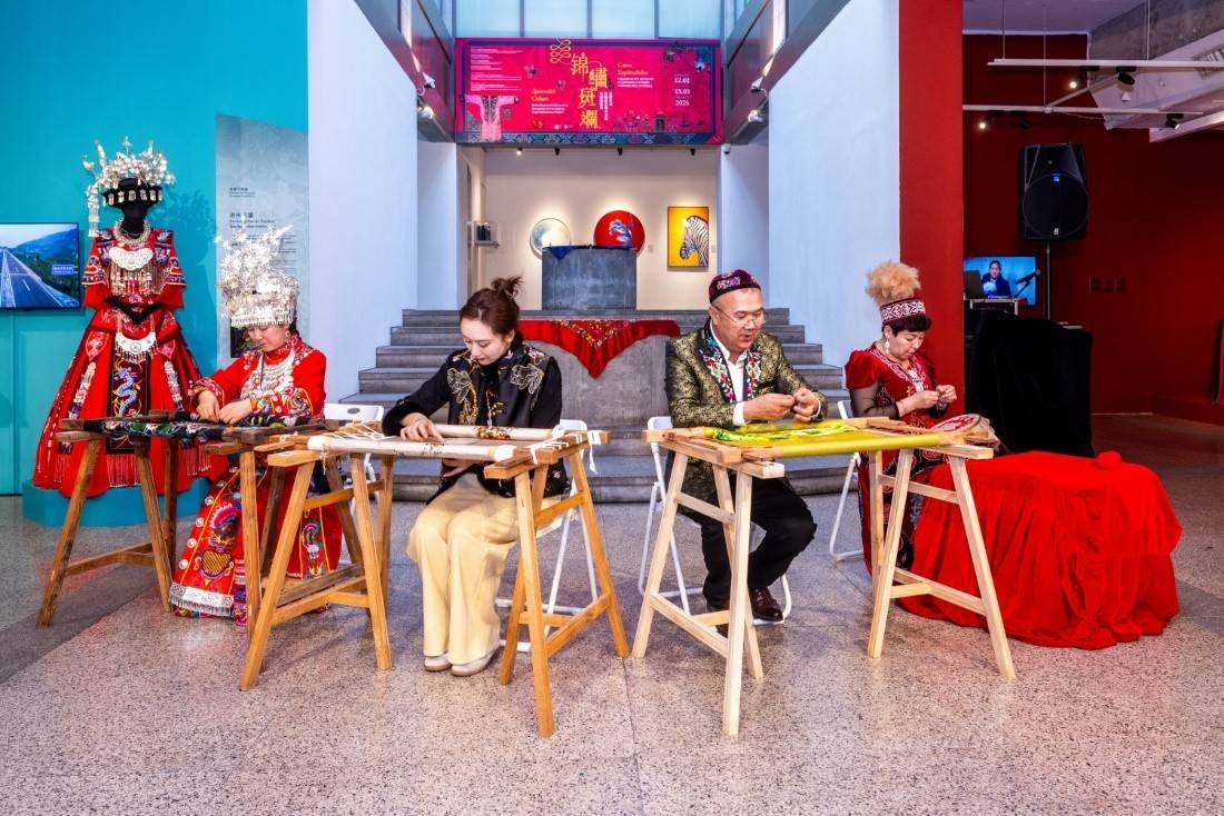 “錦繡斑斕——重慶市和新疆維吾爾自治區(qū)刺繡藝術(shù)展”在澳門開幕