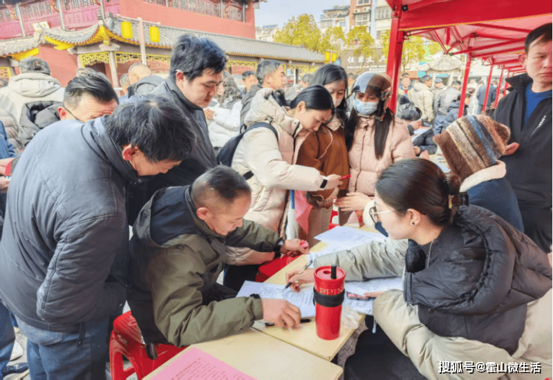 霍山縣：“春風(fēng)行動”專場招聘 熱鬧開場千人求職