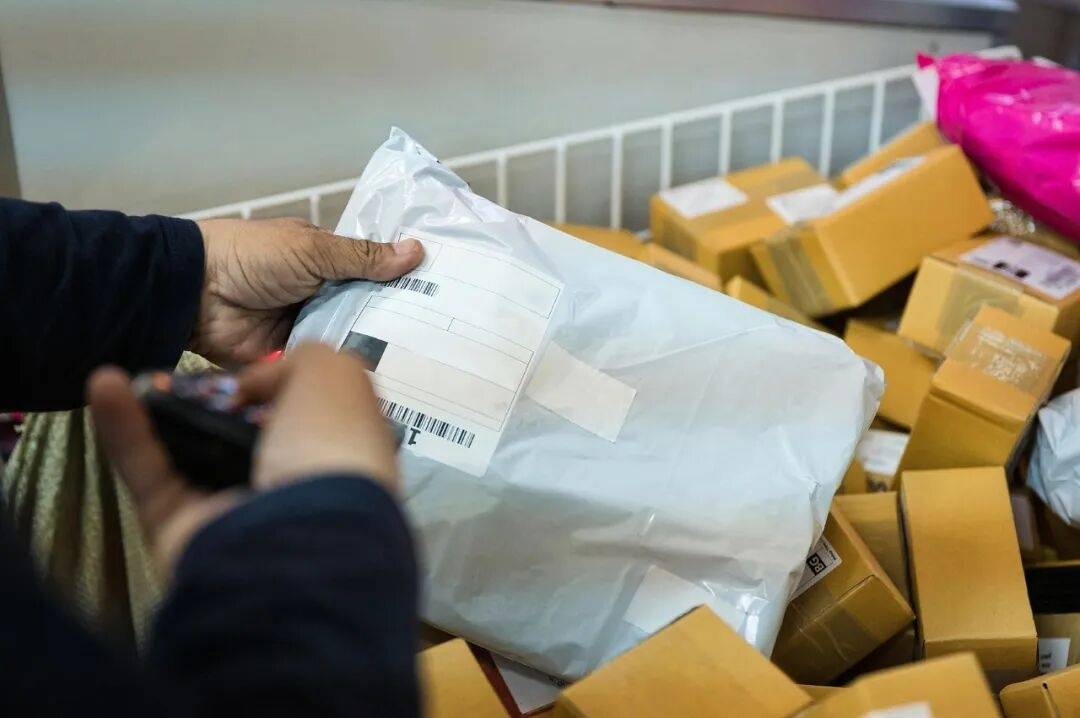 快遞員伙同他人“解碼”快遞單號，倒賣3萬余條個人信息獲利3萬元