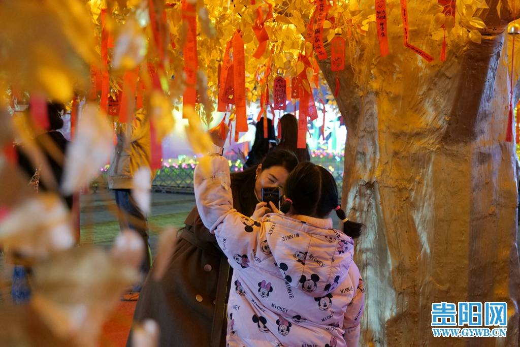 品美食、做游戲、觀彩燈……貴陽觀山湖燈會(huì)廟市人氣旺