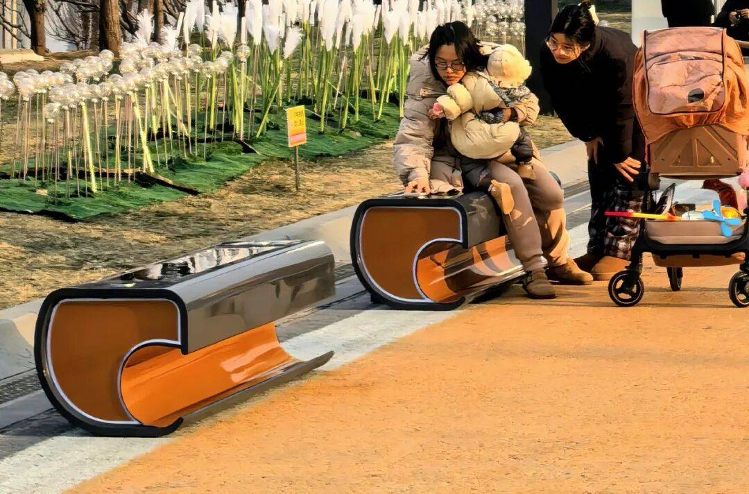 可加熱、能充電！通州運河西岸上新 “黑科技” 座椅！