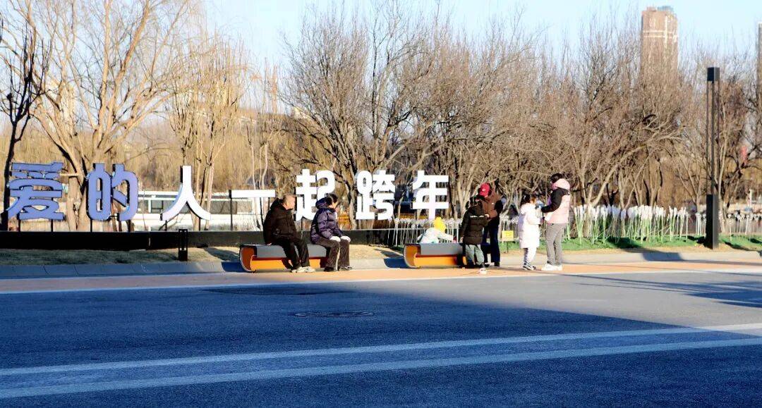 可加熱、能充電！通州運河西岸上新 “黑科技” 座椅！