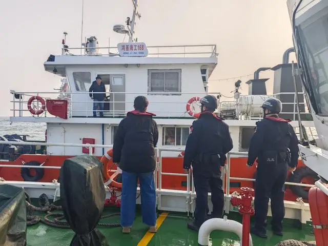 和移民管理警察一起，守護(hù)“海上國(guó)門”