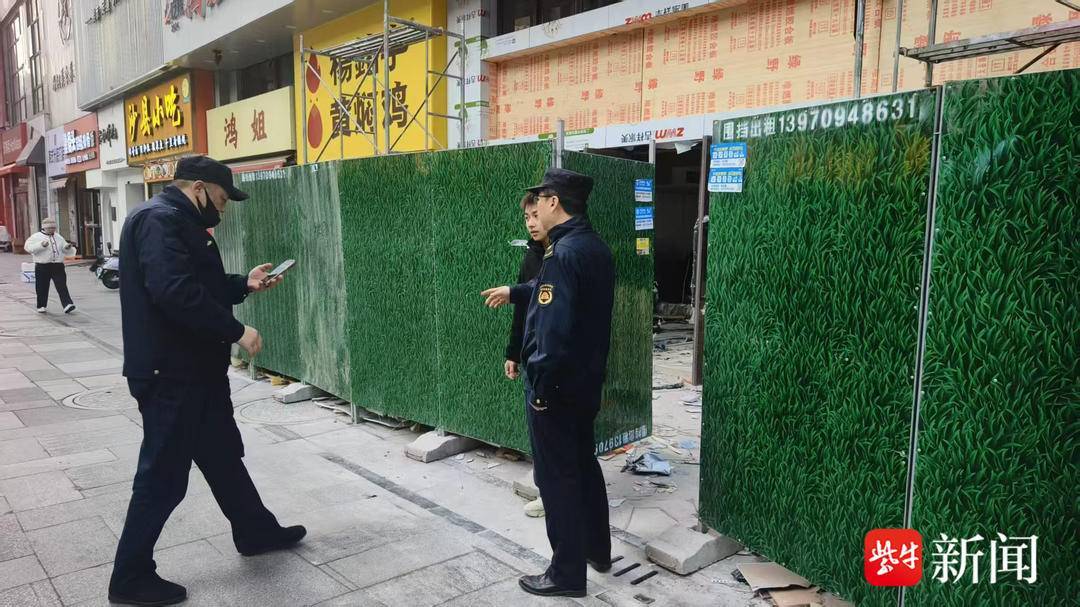 南京建鄴城管開展春節(jié)前沿街商鋪裝修規(guī)范專項整治