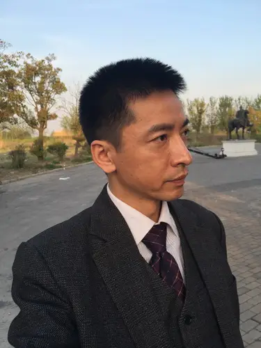 中央戲劇學(xué)院表演系原主任、現(xiàn)主任，先后主動(dòng)投案